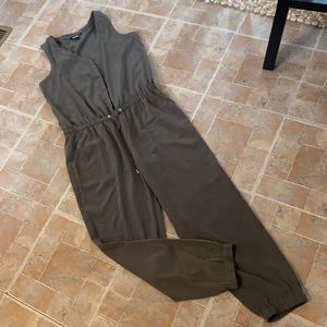 Express sleeveless jumpsuit size medium